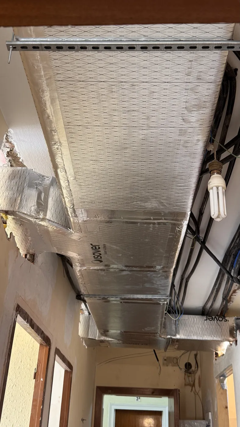 Troncal de conductos Isover en pasillo de vivienda